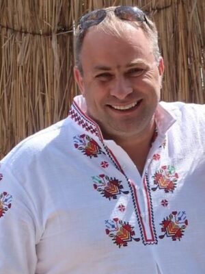 За нас - с автентични шевици от магазин за народни носии