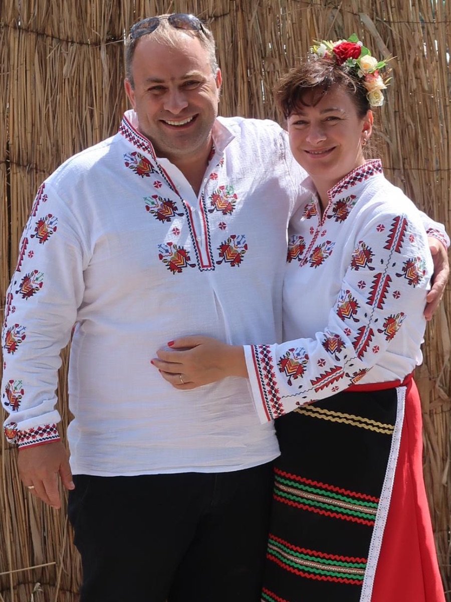 За нас - с автентични шевици от магазин за народни носии