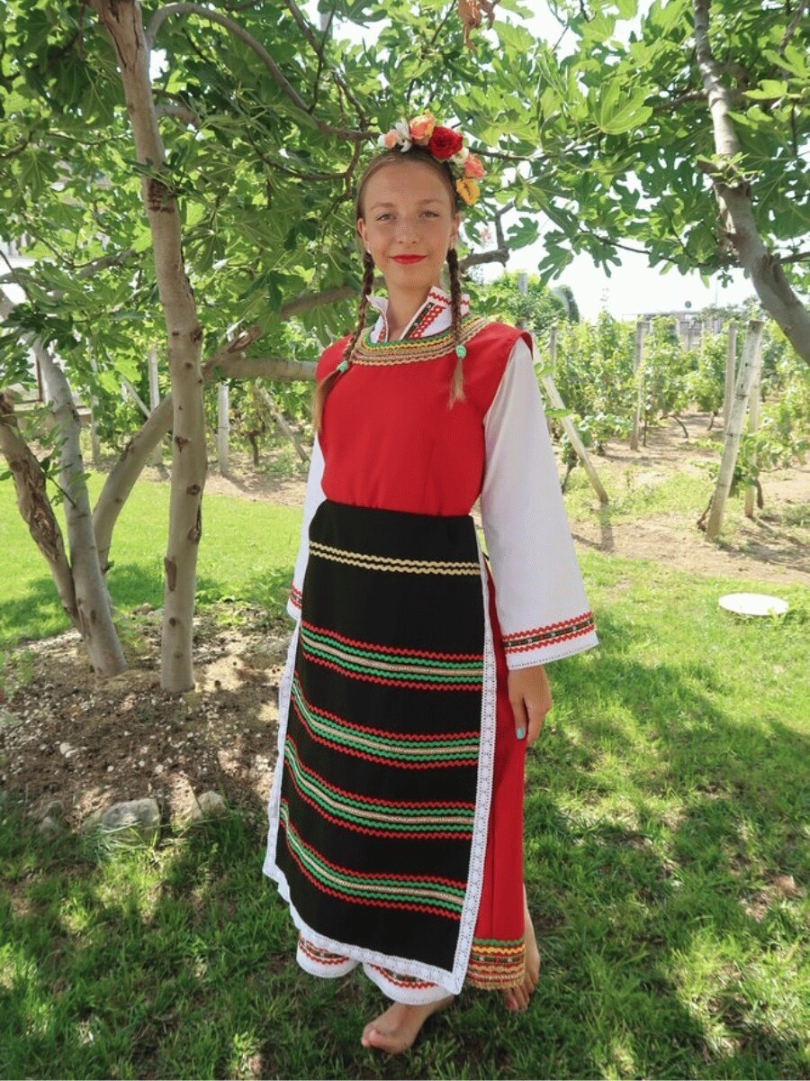 ДАМСКА НАРОДНА НОСИЯ – Модел 16 - с автентични шевици от Магазин за народни носии