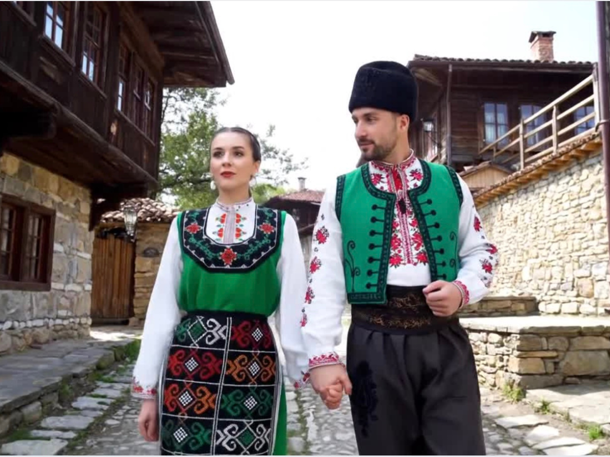 Мъжка и дамска народна носия на калдъръмена улица