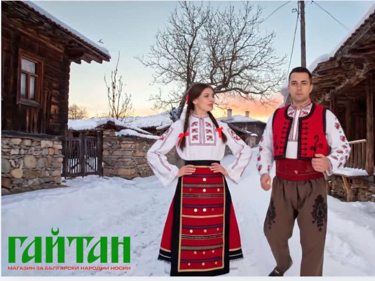 Народни носии в зимен пейзаж