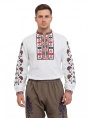 Мъжка бяла бродирана риза с богата тракийска шевица в червено, черно, синьо и зелено, преден изглед.