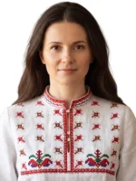 Близък план на красиво бродирани автентични шевици около яката и пазвата на дамска северняшка риза модел 50.