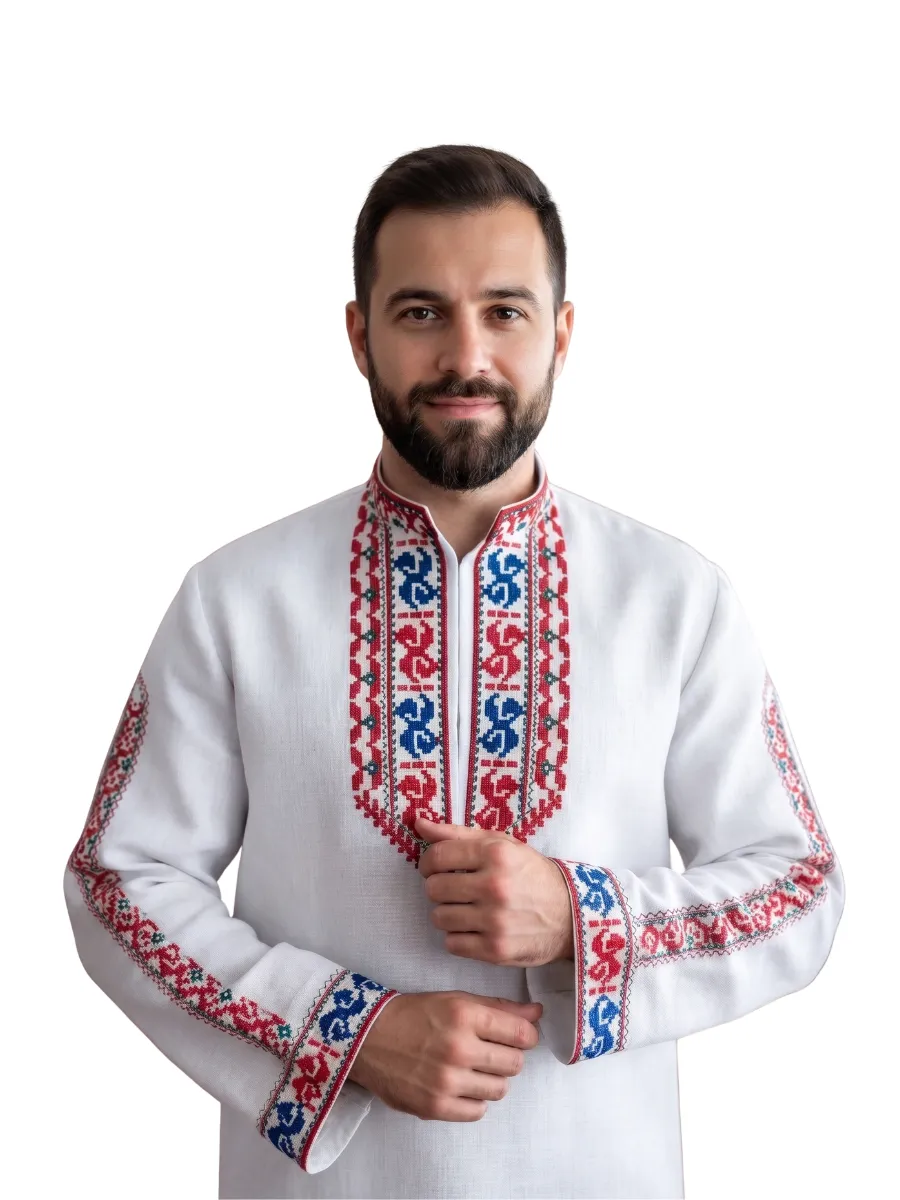 Мъж, облечен в бяла мъжка шопска риза модел 42, демонстриращ автентичните червени и сини шевици по пазвата и маншетите на ръкавите.