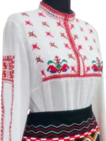 Детайлен поглед върху бродираната яка и пазвата на ризата от северняшка носия модел 49