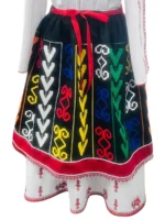 Заден изглед на северняшка носия - модел 45 на манекен, показващ задната престилка и червената панделка.