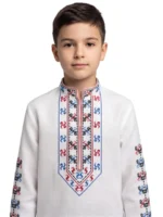 Момче, облечено в детска шопска риза с традиционна българска бродерия – модел 12